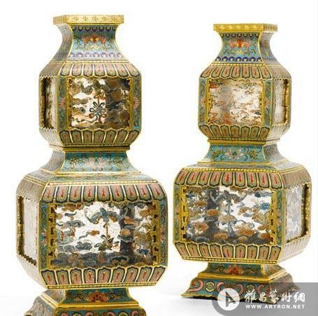 一对清乾隆年间铜胎掐丝珐琅八吉祥纹葫芦式宫灯(估价在16--18万英镑)