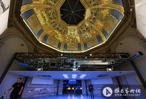 雷姆·库哈斯（Rem Koolhaas）的天花板装置展现了中央展厅穹顶原本的样貌，同时完成的还有最近修复的伽利略·契尼20世纪的艺术作品，被一个临时的假天花板覆盖