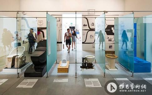 “洗手间”是由雷姆·库哈斯所策划的主题展“建筑元素”（Elements of Architecture）中的一部分,展示了亚历山大·基拉（Alexander Kira）1976年著作中关于人体工学的一项突破性研究，展厅中展示了一系列历史上的各种盥洗设备，从罗马式厕所到最新的日式抽水马桶