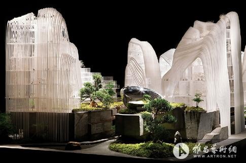 由中国建筑师马岩松创立的MAD建筑事务所此次携最新项目“南京证大喜玛拉雅中心”参加此届双年展。图片中为MAD基于“南京证大喜玛拉雅中心”项目创作的介于模型和装置之间的作品《剪影山水》