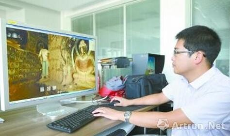 敦煌研究院数字中心专家俞天秀为记者讲解敦煌壁画数字化信息采集存储过程