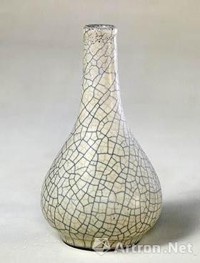 图四：故宫博物院藏宋哥窑胆式瓶