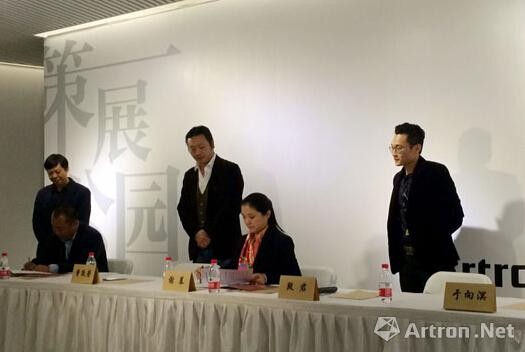 北京22院街艺术区总经理张立与雅昌也似乎网媒体中心执行总编辑谢幕代表双方签约