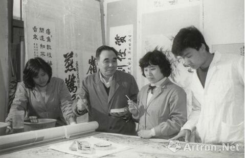 图3、苏庚春在博物馆指导古画修复人员临摹全色