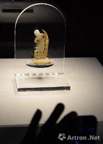  11月27日，参观者在浙江省博物馆拍摄一尊唐五代的玉善财童子立像。