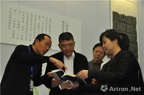 深圳市委宣传部王京生部长(左2）对《开成石经》文化典藏高度评价