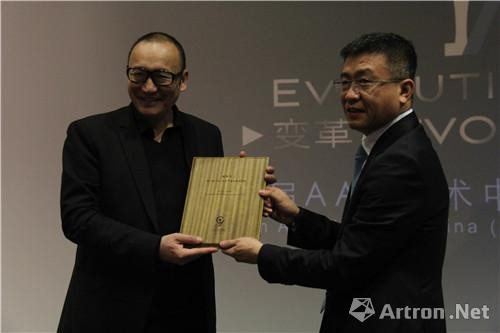 AAC艺术中国理事会主席万捷授予朱青生第九届AAC艺术中国评委会主席证书