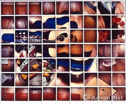 大卫-霍克尼 《静物蓝⾊吉他，1982.4.4》 宝丽来摄影拼贴
