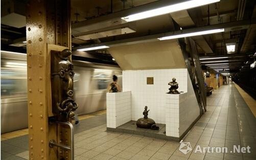 汤姆·奥特奈斯，《地下的生活》 2004 。位于纽约14街-8大道地铁站