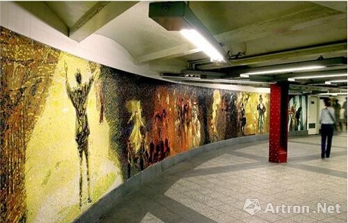 艺术家Eric Fischl位于34街宾州车站的玻璃马赛克作品《马戏团欢乐的花园》