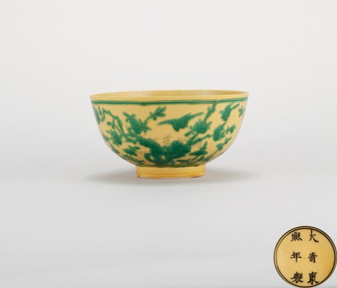 黄地绿彩寿桃喜鹊纹碗