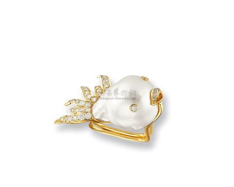 白色南洋珍珠配钻石金鱼戒指