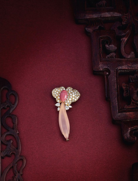 天然粉红色海螺珠配芙蓉石、钻石胸针