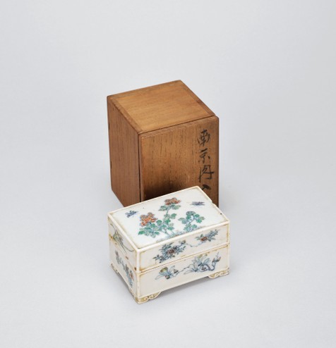 斗彩花卉方印盒