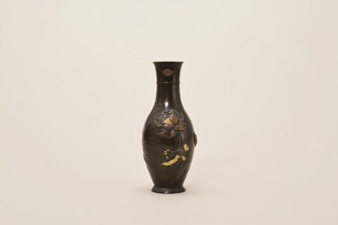 铜浮雕荷花翠鸟瓶