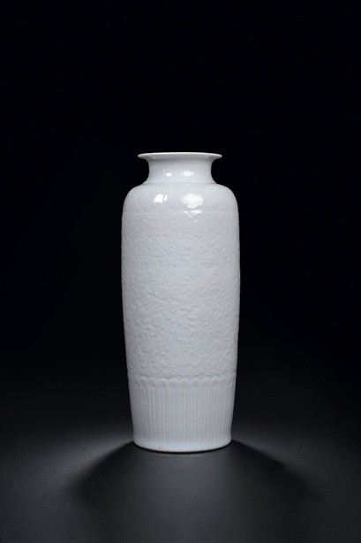 白釉雕瓷缠枝莲纹瓶