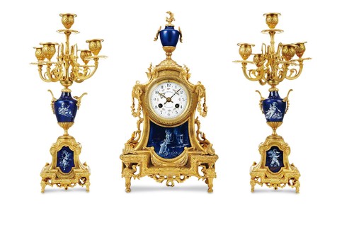 法国 拿破仑三世时期 铜鎏金嵌手绘陶瓷饰板配烛台座钟