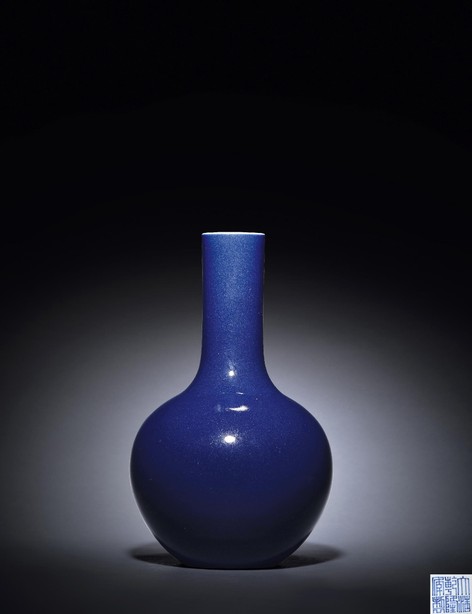 祭蓝釉天球瓶