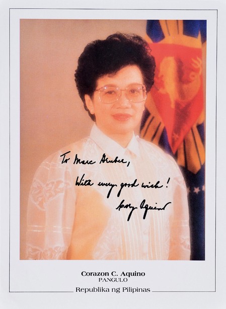 “亚洲首位女总统”阿基诺夫人（Maria Corazon Aquino）亲笔签名照