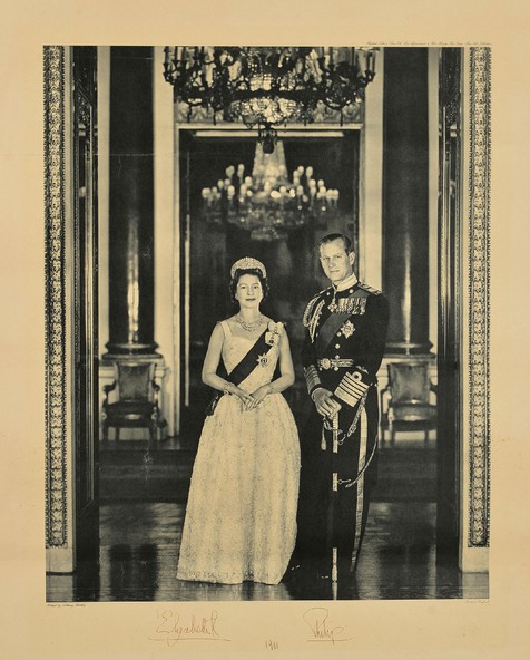 “英国女王”伊利莎白二世（Elizabeth Windsor）与菲利普亲王（The Prince Philip）联合亲笔签名皇家原版照片