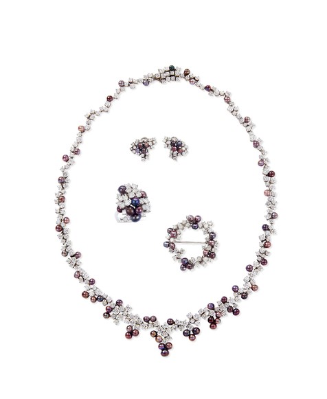 89颗天然珍珠配总重约20克拉钻石项链、胸针、戒指及耳环套装 约1930年制