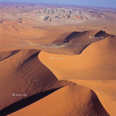 纳米比亚红沙漠与石灰岩山丘