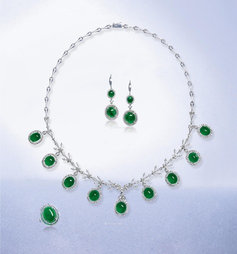 天然满绿翡翠蛋面配钻石项链、耳环及戒指套装