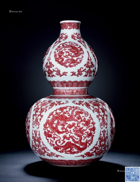 釉里红螭龙纹葫芦瓶
