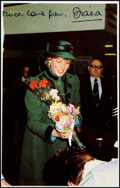 “英国最美王妃”戴安娜（Diana Spencer）亲笔签名照片明信片，附证书