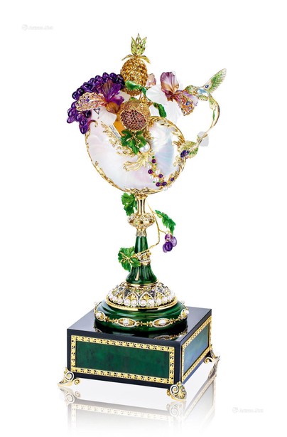MOISEIKIN 全球唯一，瑰丽罕有，黄金及银镶珍稀彩色宝石及珍珠贝母机械座钟「丰穰之角」Viktor Moiseikin设计