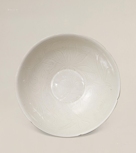 白釉刻划花卉纹碗