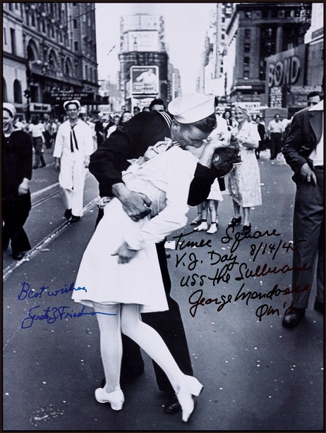 “胜利之吻男女主角”乔治·门多萨（George Mendonsa）及格蕾塔·弗里德曼（Greta Zimmer Friedman）二人联合亲笔签名赠言照，附证书