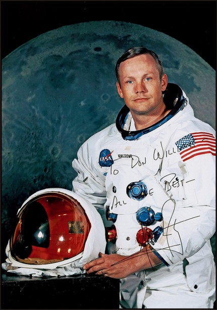 “登陆月球第一人”尼尔·阿姆斯特朗（Neil Armstrong）亲笔签名赠言照，附证书