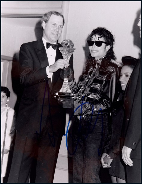 “美国音乐天皇”迈克尔·杰克逊（Michael Jackson）亲笔签名照，附证书