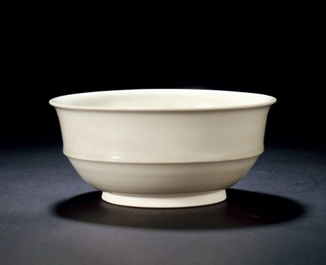 白釉弦纹钵式碗