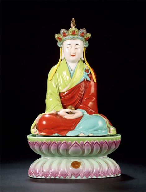 粉彩地藏王菩萨坐像