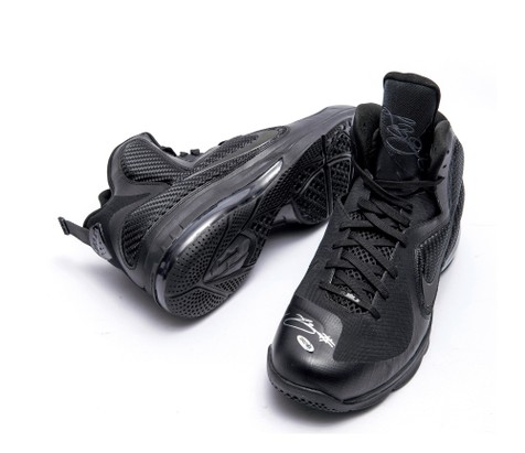 勒布朗·詹姆斯第九代“全黑”专属亲签球鞋