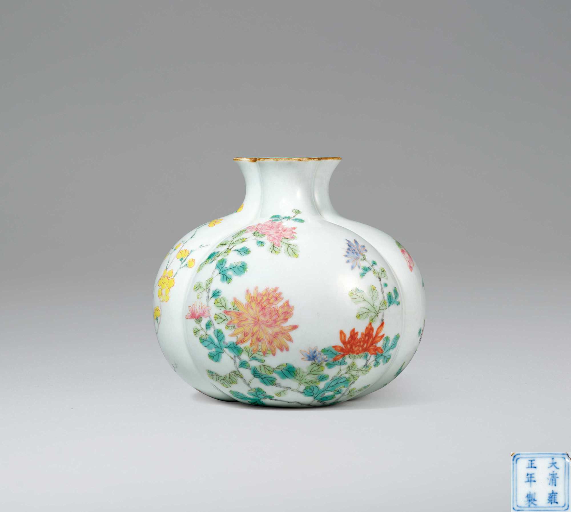 清雍正 粉彩花卉纹石榴尊