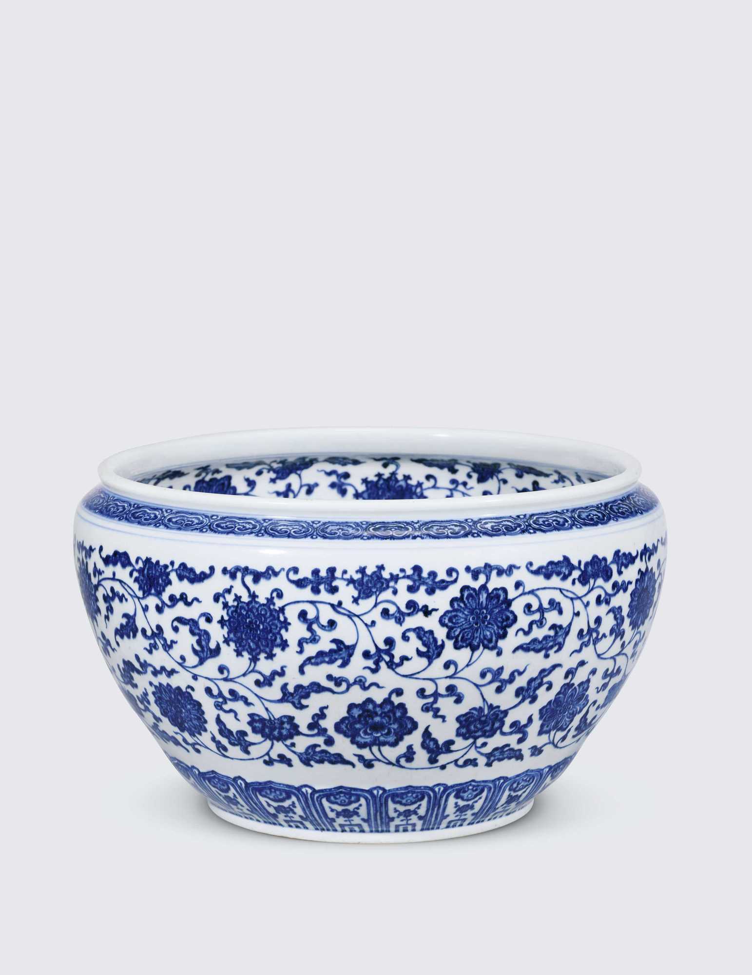 lot1035 清雍正 青花缠枝莲凸雕莲