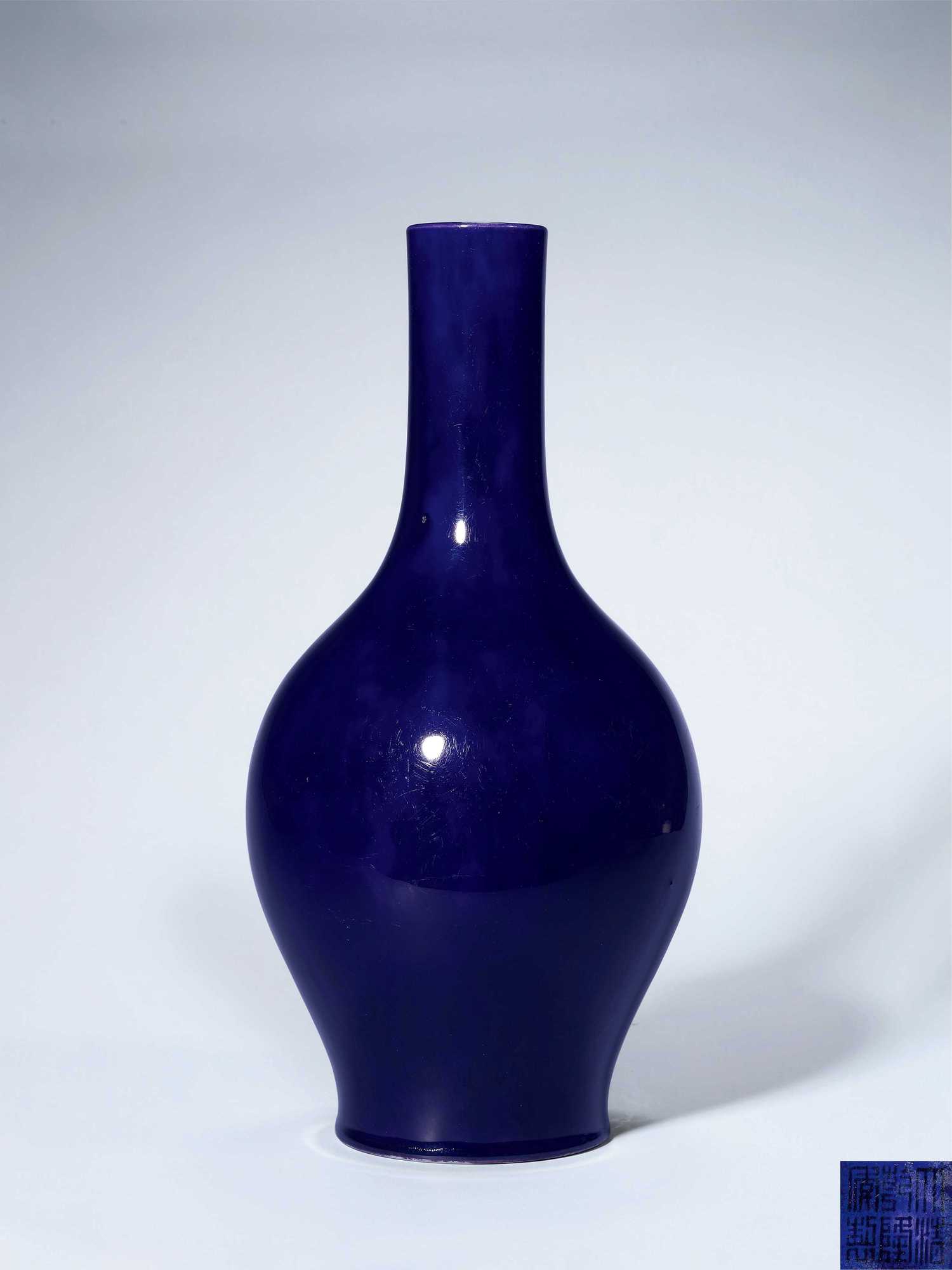 清乾隆 茄皮紫釉橄榄瓶