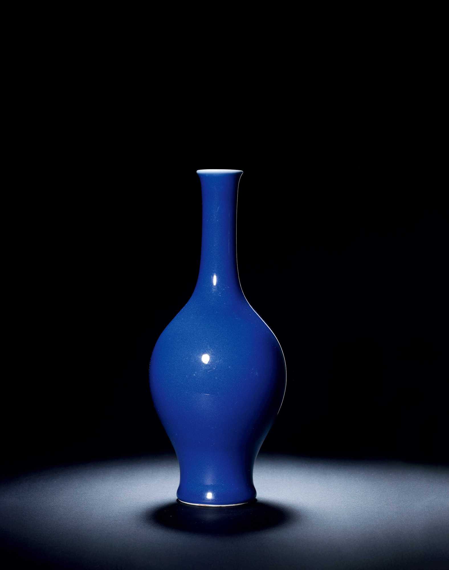 清乾隆 霁蓝釉橄榄瓶