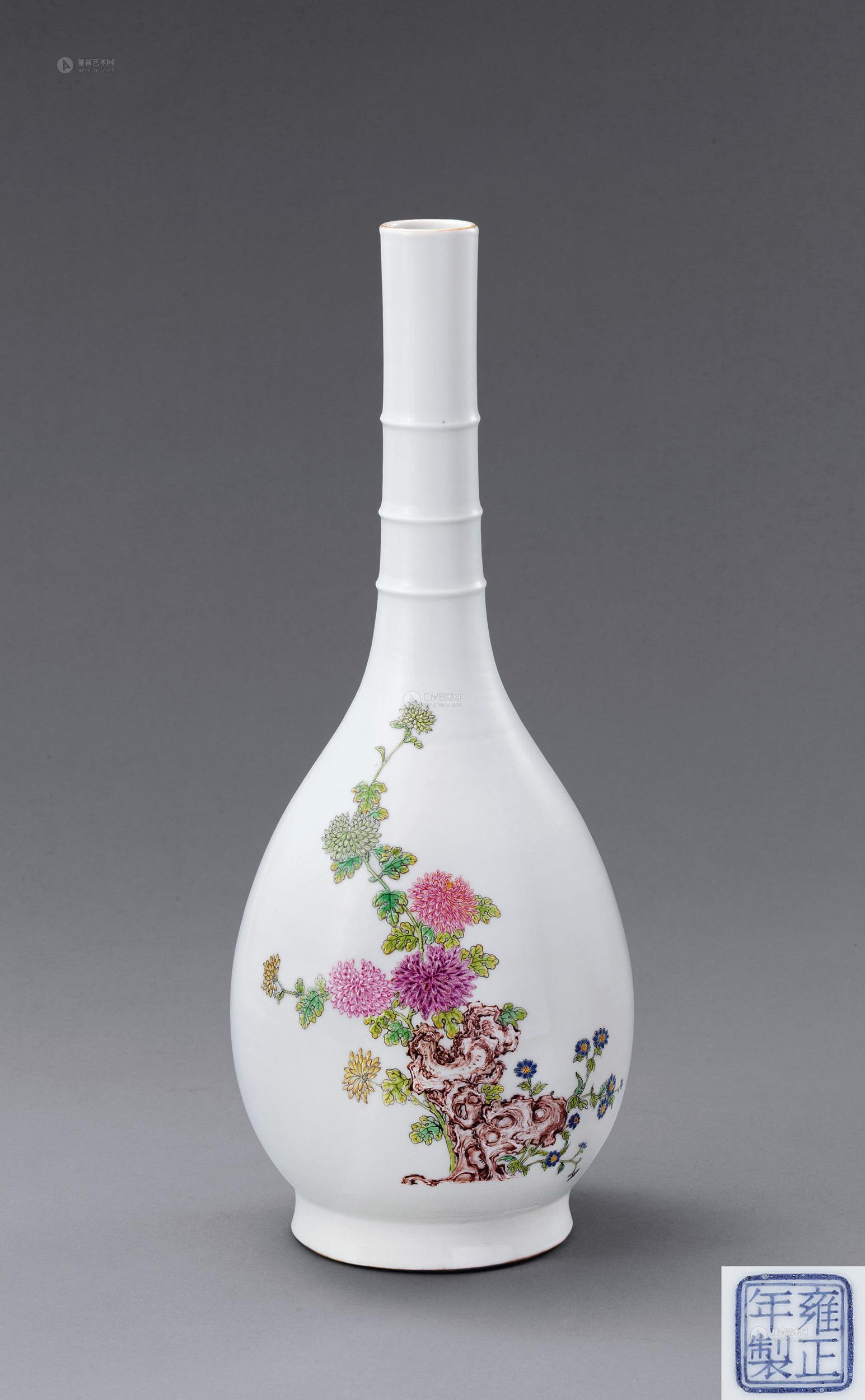 清雍正 洋彩花蝶直颈瓶