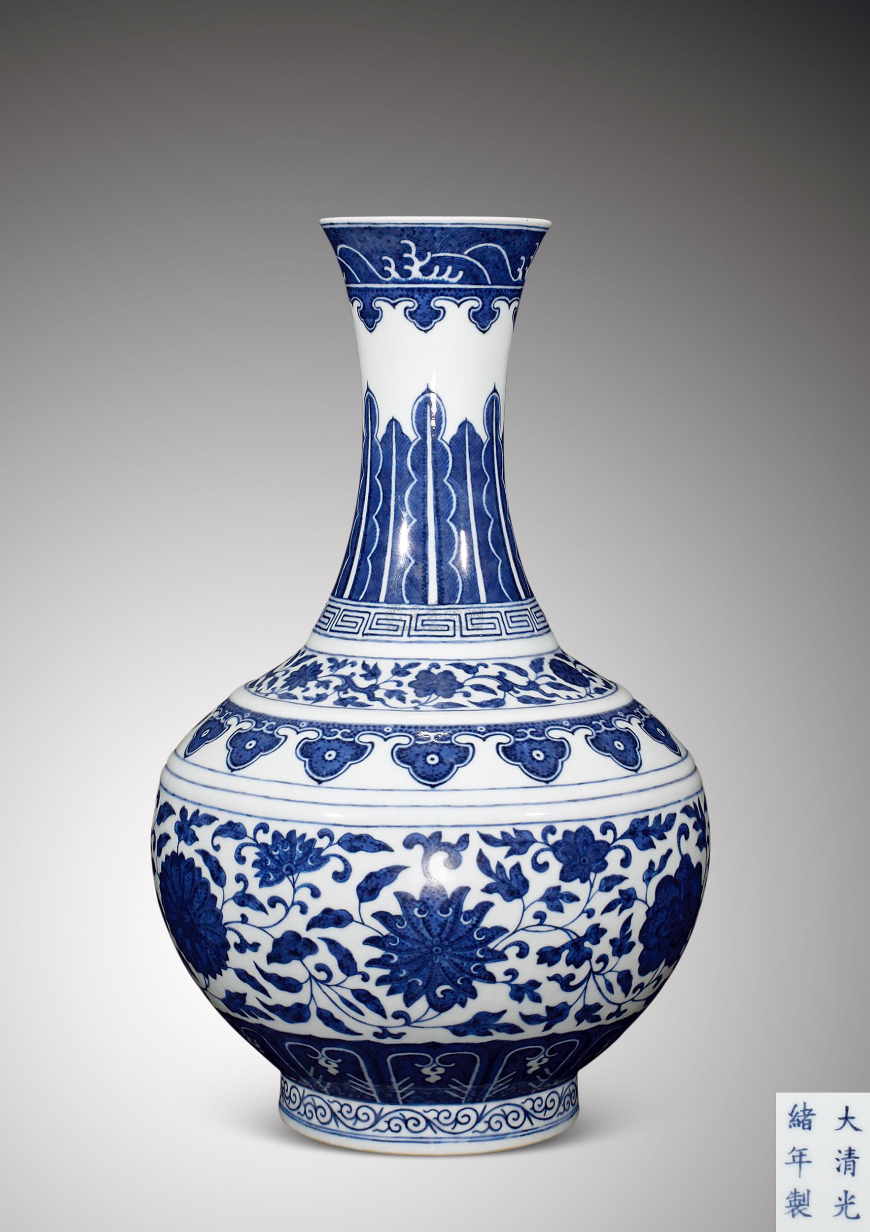 青花缠枝莲纹赏瓶拍品分类陶瓷>清代青花瓷器创作年代清光绪尺寸高38