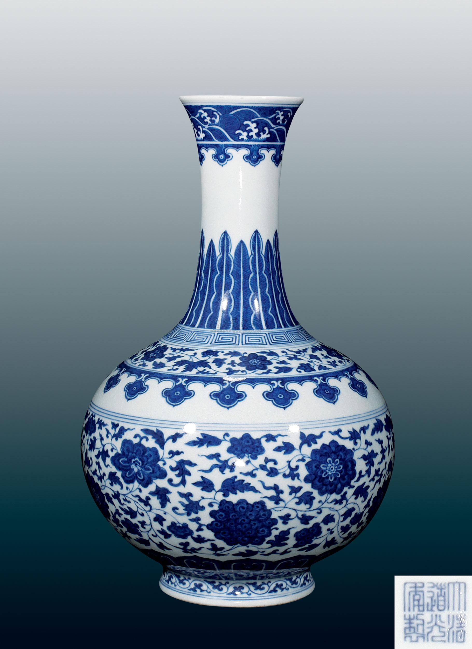 清道光 青花缠枝莲纹赏瓶