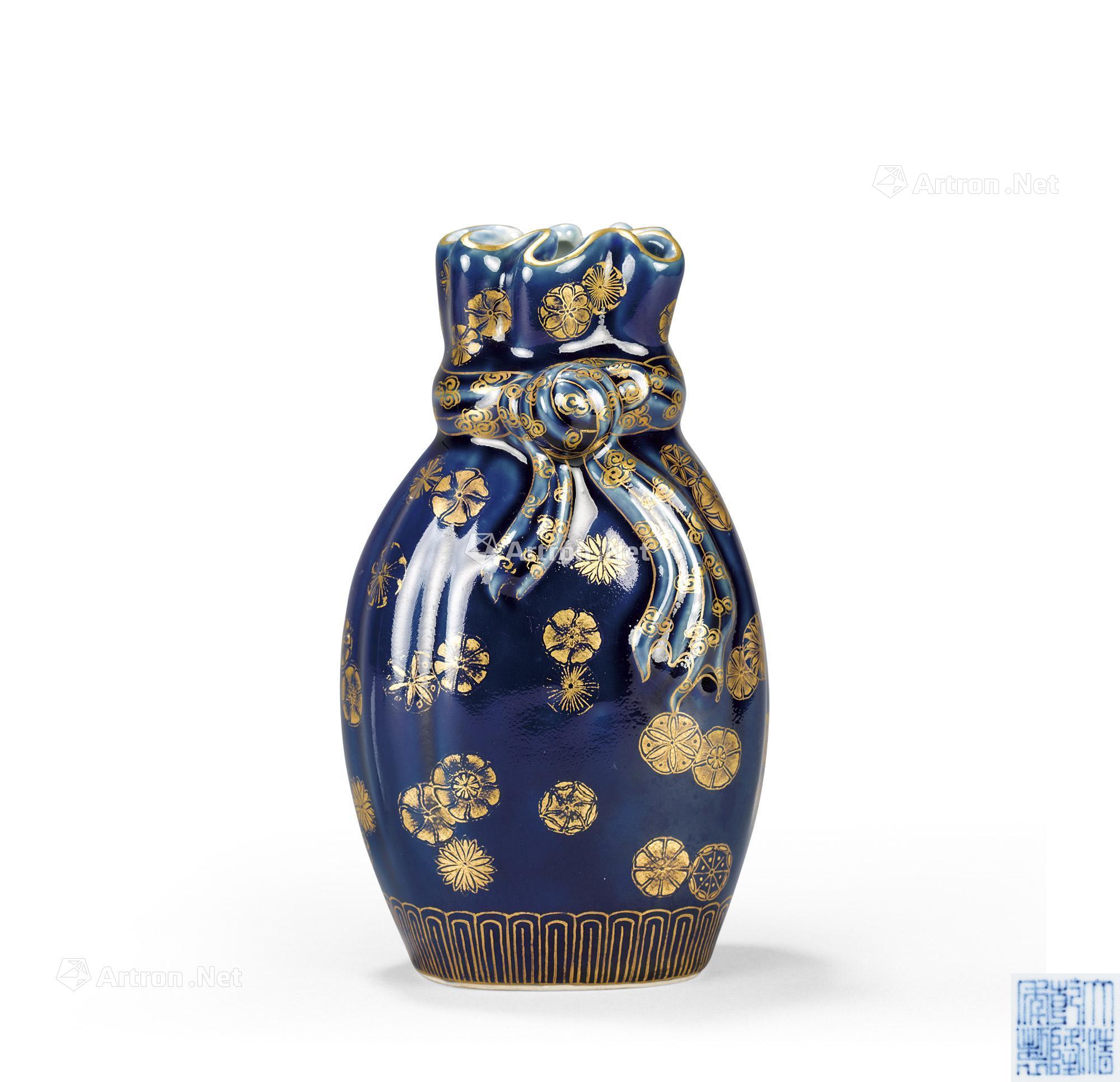清乾隆 蓝釉描金皮球花包袱瓶