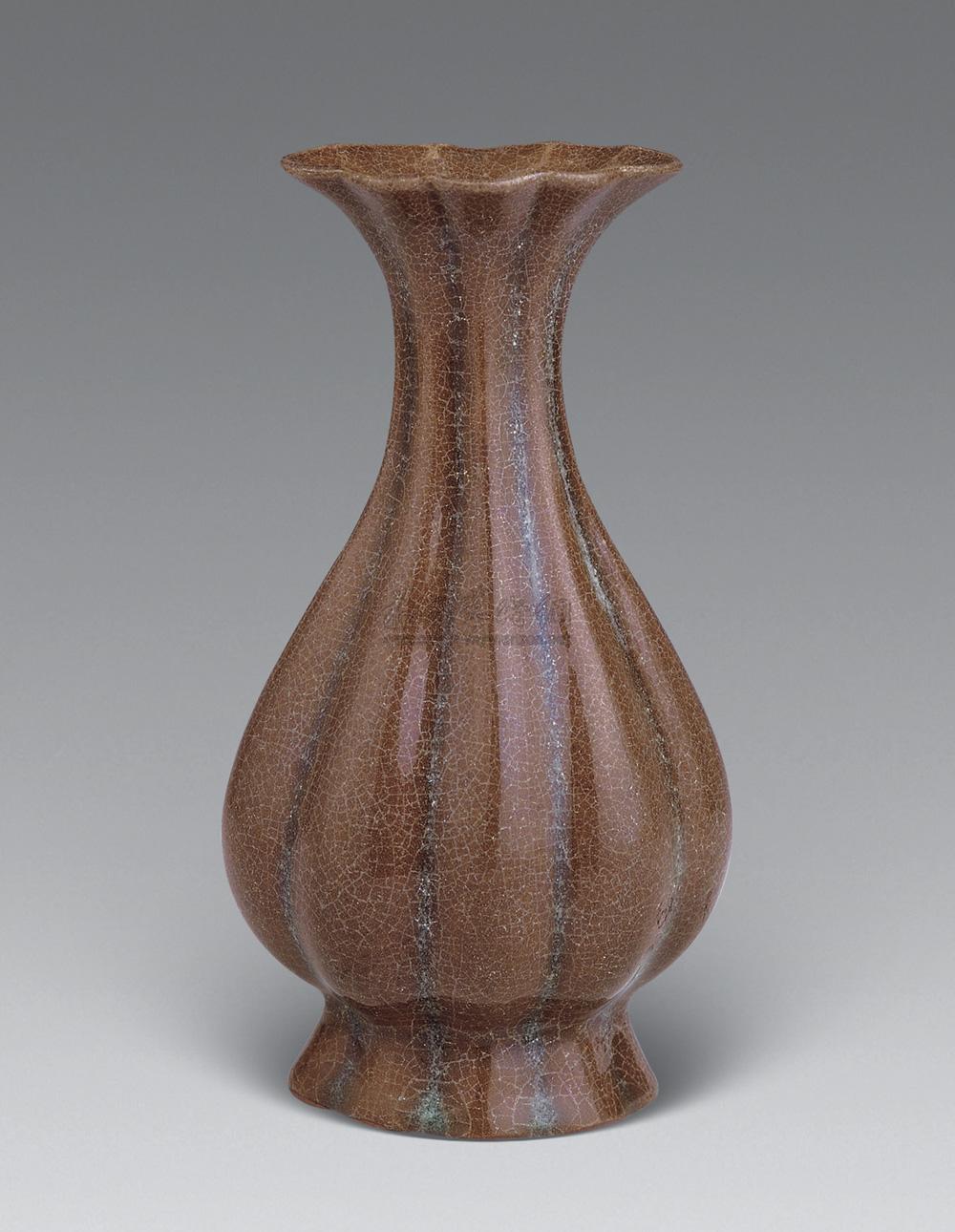 宋 青釉瓜棱海棠瓶