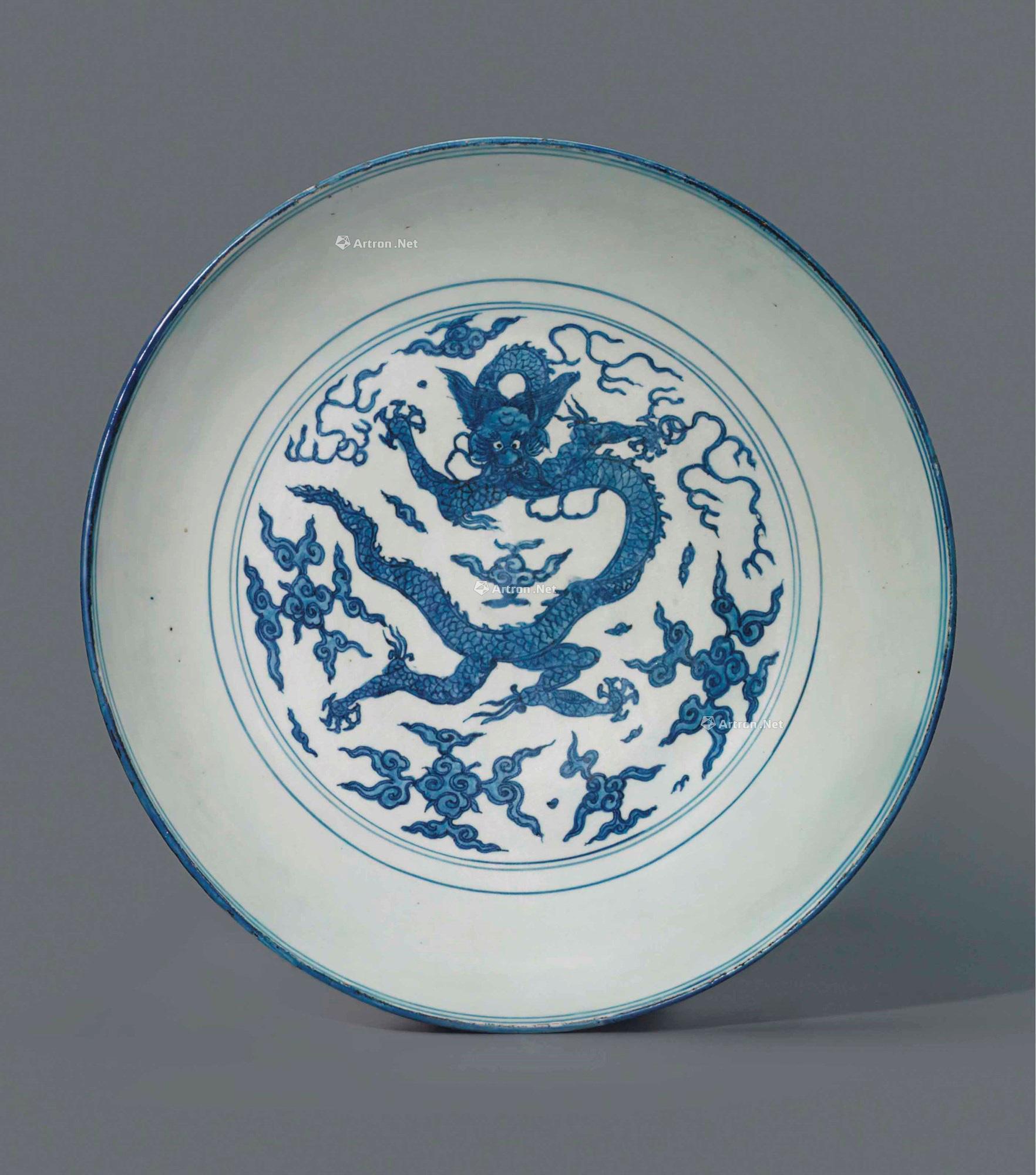 明嘉靖 青花戏珠龙纹大盘
