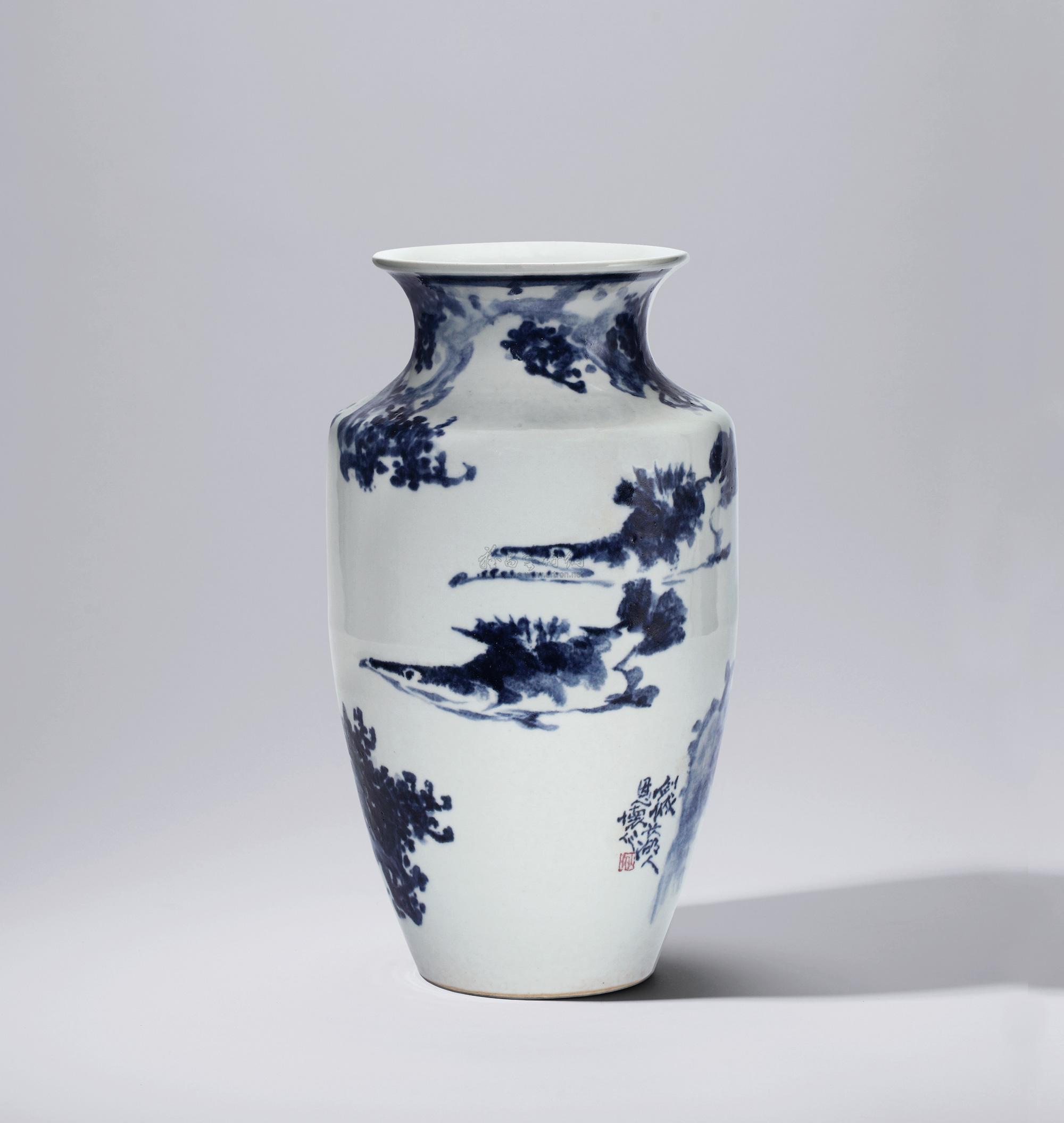 王恩怀 青花双鱼图瓶