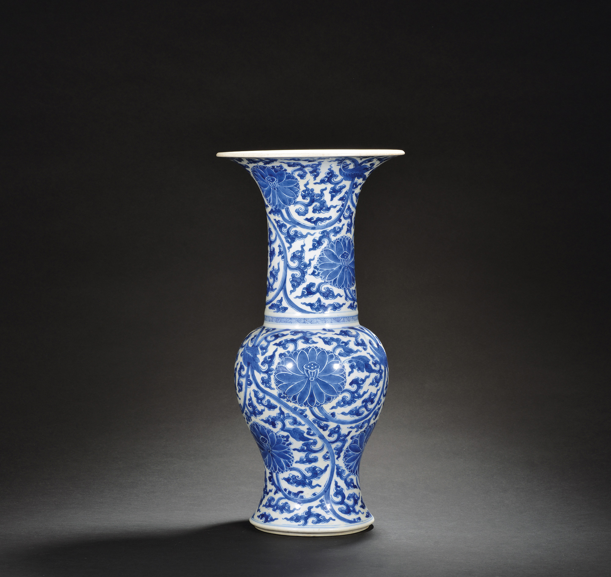 清康熙 青花缠枝莲凤尾尊