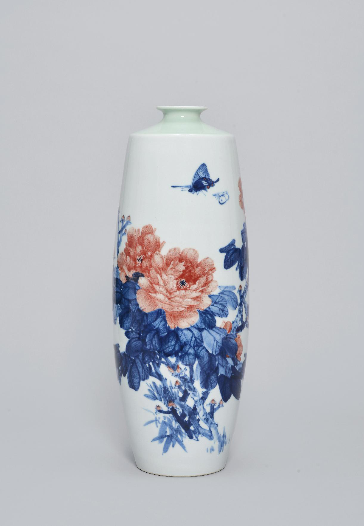 2005年 何叔水 青花釉里红"国色香远"瓶